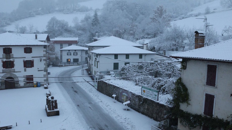 La localidad navarra de Luzaide, a primera hora de la mañana. (@Iurrebidegain)