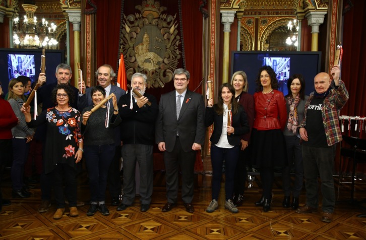 Udaleko ordezkariak Korrikaren sortzaile eta beren senideekin. (Bilboko Udala)