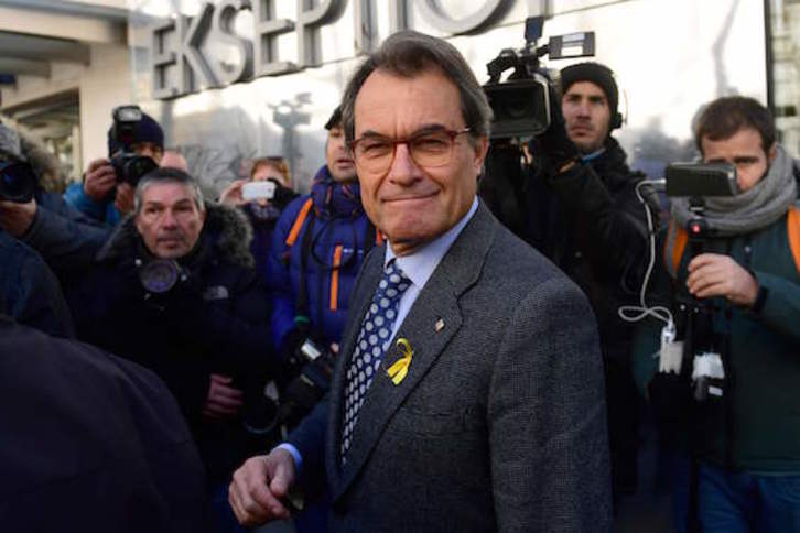 Artur Mas, a las puertas del Supremo, cuando acudió a arropar a los consellers y a los Jordis. (Pierre-Philippe MARCOU/AFP)