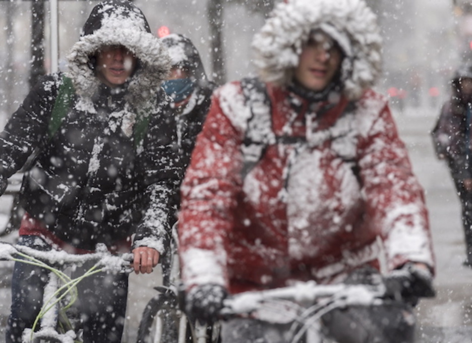 Pedaleando bajo una intensa nevada en Gasteiz. (Juanan RUIZ / ARGAZKI PRESS)