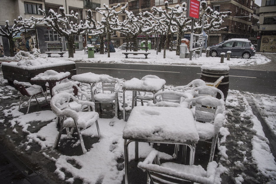 Una terraza nevada en Etxarri Aranatz. (Jagoba MANTEROLA/ARGAZKI PRESS)