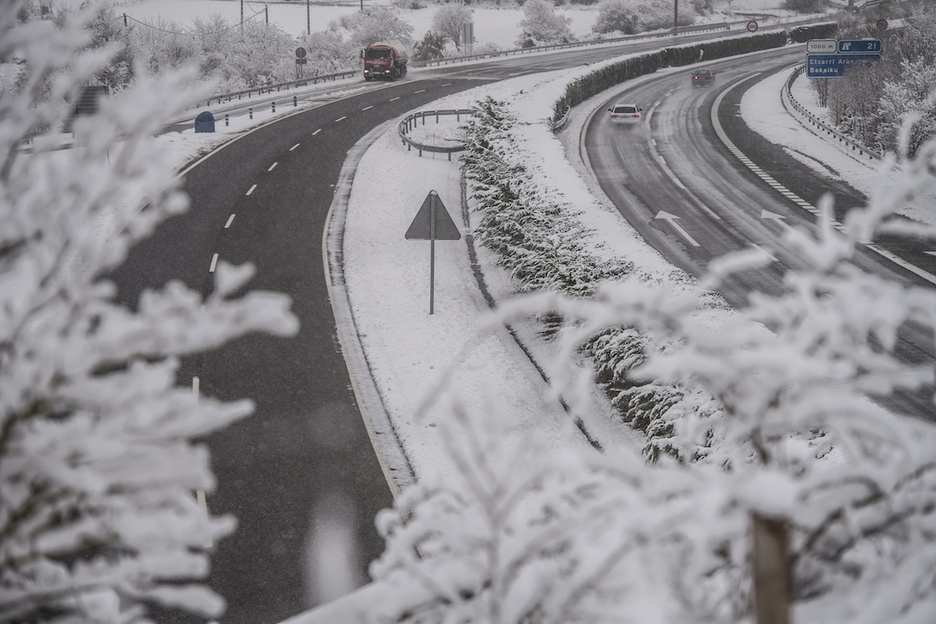 La autovía de la Sakana también se ha visto afectada por la nieve. (Jagoba MANTEROLA/ARGAZKI PRESS)