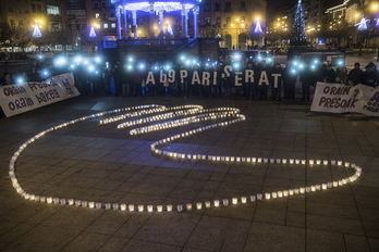 Un mosaico de velas llama desde Iruñea a acudir a París. (Jagoba MANTEROLA / ARGAZKI PRESS)