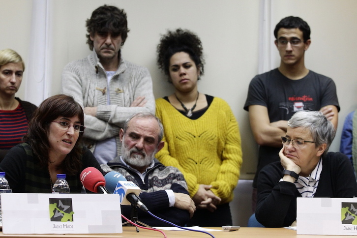 Miembros de Jaiki Hadi, durante la rueda de prensa hoy en Bilbo. (Aritz LOIOLA/ARGAZKI PRESS)