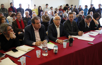 Les élus locaux, dont les membres du Biltzar, assemblée d'élus du Pays Basque, ont réaffirmé leur soutien au processus de paix lors d'une conférence de presse le 2 décembre. © Bob Edme 
