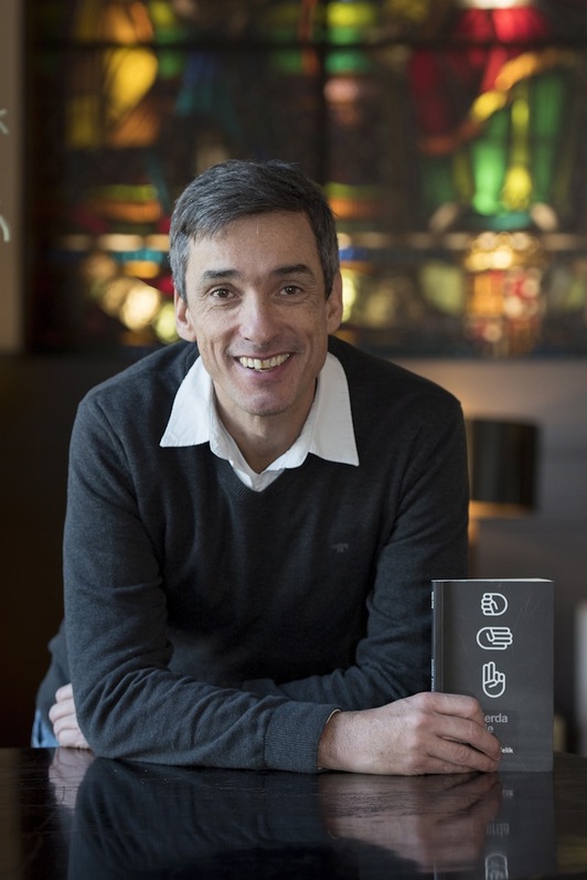Raul Zelik, con su libro. (Iñigo URIZ/ARGAZKI PRESS)