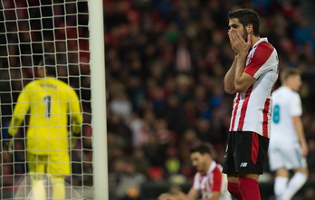 Raúl García lamenta una clarísima ocasión perdida en la primera parte. (Marisol RAMIREZ / AFP)
