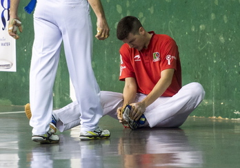 Ladis Galarza, tras lesionarse. (Marisol RAMÍREZ/ARGAZKI PRESS)