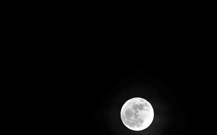  La luna llena perjudica el sueño. (AFP / AHMAD GHARABLI)