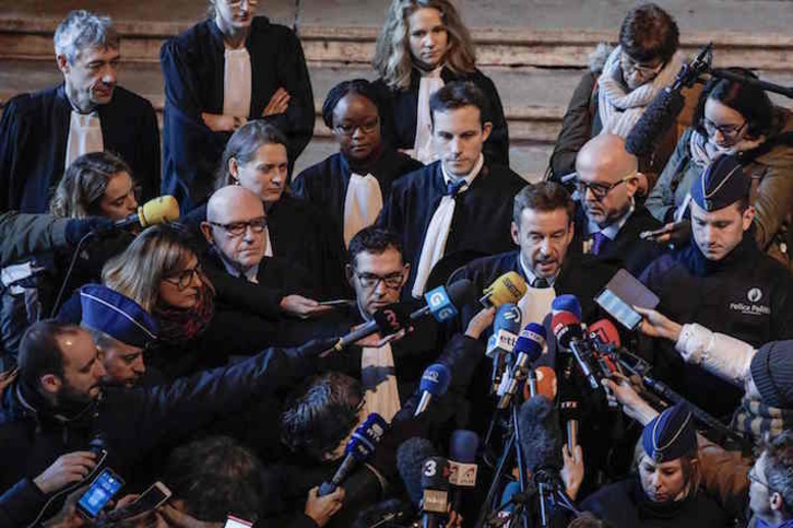 El abogado Christophe Marchand hace declaraciones a los periodistas junto a Paul Bekaert y Jaume Alonso Cuevilas. (Nicolas MAETERLINCK/AFP)
