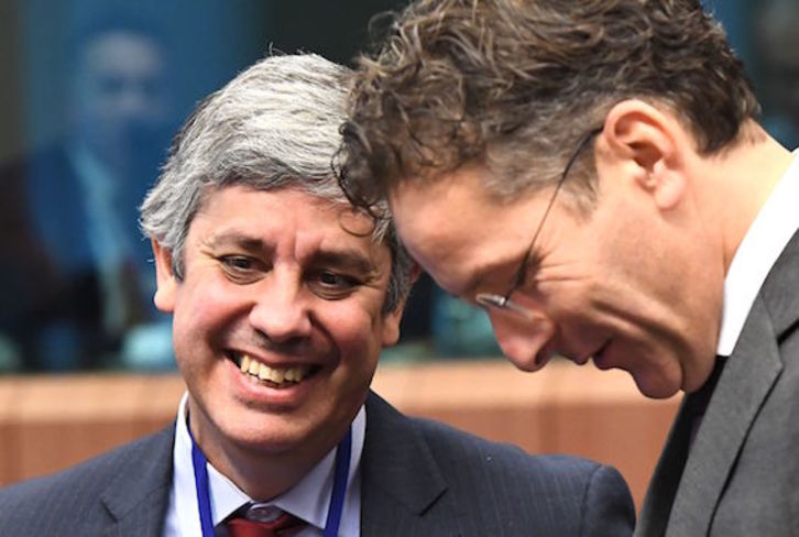 Mário Centeno, junto a su predecesor en el cargo, Jeroen Dijsselbloem, en una imagen de archivo. (Emmanuel DUNAND/AFP)