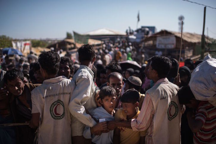 Refugiados rohingya aguardan para recibir ayuda en el campo de Kutupalong, en Bangladesh. (Ed JONES/AFP)