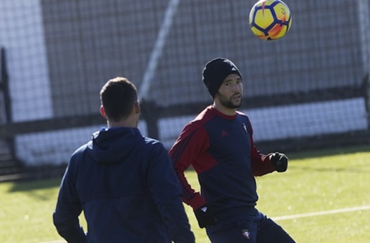 Quique, en el entrenamiento de Taxoare de esta mañana. (OSASUNA)