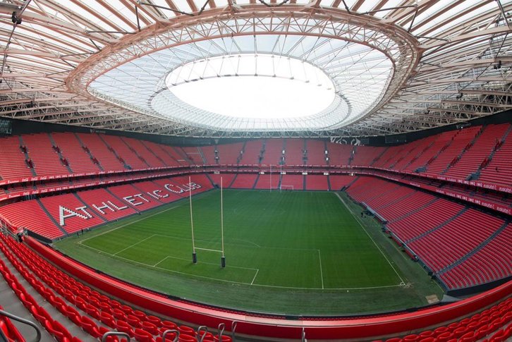 San Mamés con los palos de rugby. (@UniBilbaorugby)