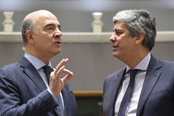 El comisario europeo de Asuntos Económicos y Financieros, Pierre Moscovici, conversa con el nuevo jefe del Eurogrupo, Mario Centeno. (JOHN THYS  / AFP) 