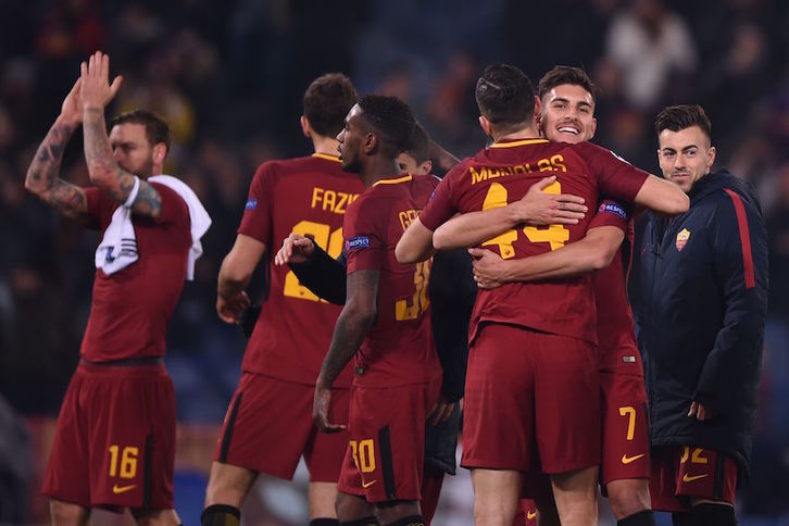 Los jugadores de la Roma celebran una victoria que les permite adelantar al Chelsea y terminar primeros de su grupo. (Filippo MONTEFORTE / AFP)