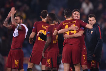 Los jugadores de la Roma celebran una victoria que les permite adelantar al Chelsea y terminar primeros de su grupo. (Filippo MONTEFORTE / AFP)