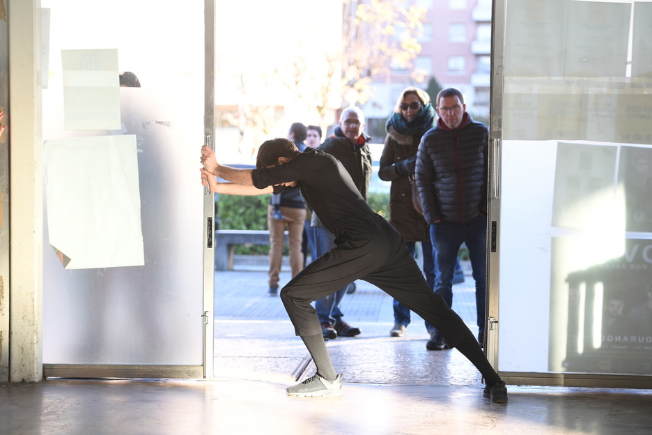 Martxel Rodriguez dantzaria izan da ateak irekitzeko ardura izan duena. (Jon URBE / ARGAZKI PRESS) Martxel Rodriguez dantzaria izan da ateak irekitzeko ardura izan duena. (Jon URBE / ARGAZKI PRESS)