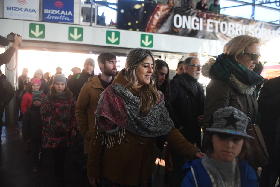 Adin guztitako jendea gerturatu da. (Jon URBE / ARGAZKI PRESS) Adin guztitako jendea gerturatu da. (Jon URBE / ARGAZKI PRESS)