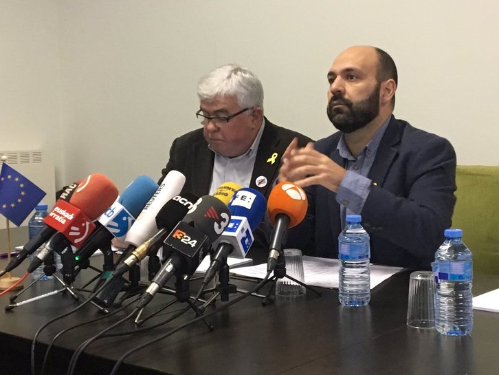 Los vicepresidentes de la ANC y de Òmnium, Agustí Alcoberro y Marcel Mauri, han ofrecido la rueda de prensa de esta mañana. (@omnium)