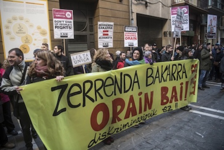 Un momento de la concentración de LAB ante la sede de I-E en Iruñea en defensa de la lista única. (Jagoba MANTEROLA/ARGAZKI PRESS)