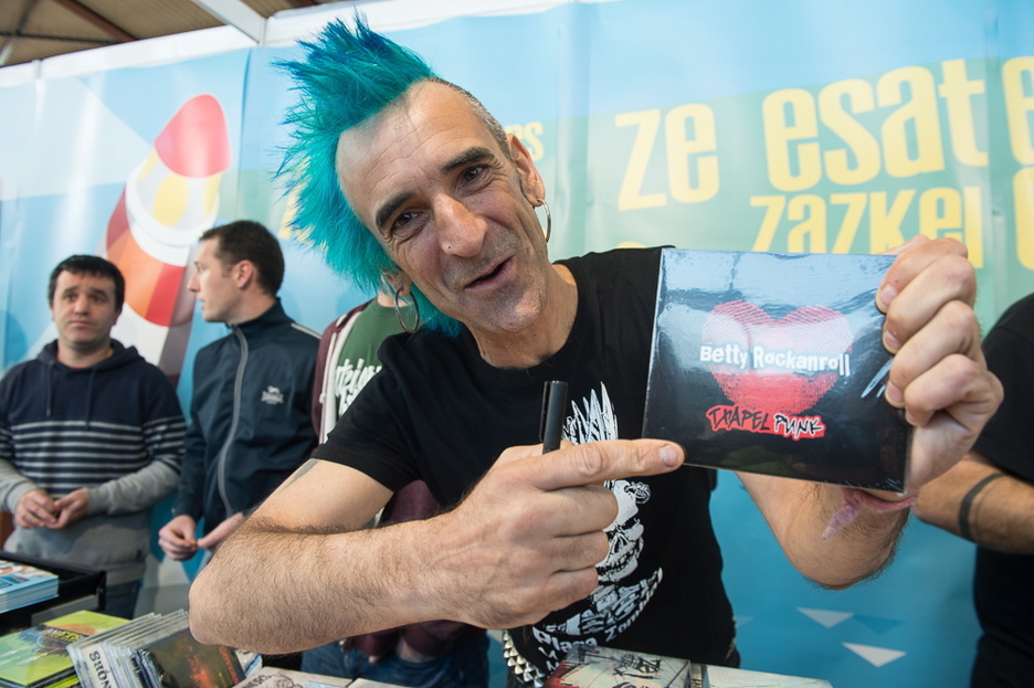 Txapelpunkek ere ez du hutsik egin Durangon. (Jon URBE / ARGAZKI PRESS) Txapelpunkek ere ez du hutsik egin Durangon. (Jon URBE / ARGAZKI PRESS)