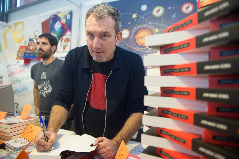 Jon Maiak liburu ugari sinatu ditu. (Jon URBE / ARGAZKI PRESS) Jon Maiak liburu ugari sinatu ditu. (Jon URBE / ARGAZKI PRESS)