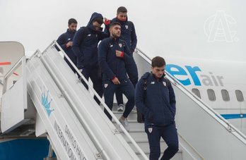 Kepa Arrizabalaga firmando autógrafos en el aeropuerto de Lviv. (ATHLETIC CLUB)