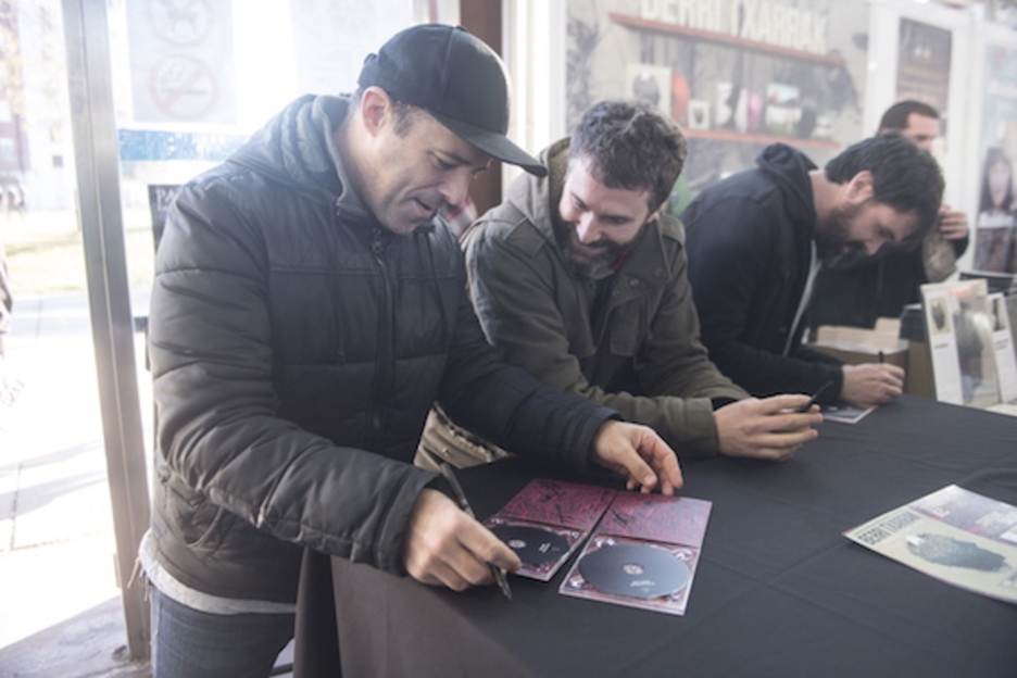 Berri Txarrak taldeko kideak, ekin eta ekin. (Jon URBE/ARGAZKI PRESS) Berri Txarrak taldeko kideak, ekin eta ekin. (Jon URBE/ARGAZKI PRESS)