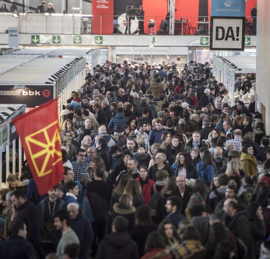 Jendetza gerturatu da Landako Gunera. (Jon URBE/ARGAZKI PRESS) Jendetza gerturatu da Landako Gunera. (Jon URBE/ARGAZKI PRESS)