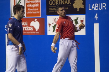 Urrutikoetxea golpea junto a Elezkano, en un lance del encuentro. (Monika DEL VALLE/ARGAZKI PRESS)