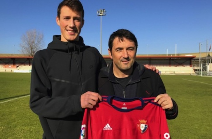 Jorge Herrando posa junto a Braulio en las instalaciones de Taxoare. (OSASUNA)