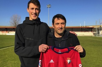 Jorge Herrando posa junto a Braulio en las instalaciones de Taxoare. (OSASUNA)