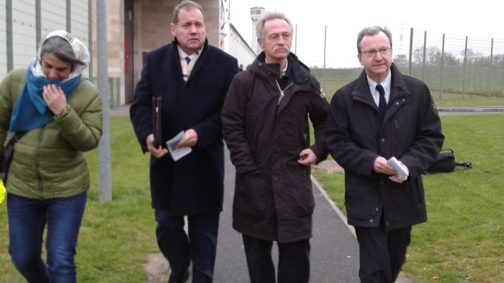 Max Brisson, Jose Bové y Vincent Bru, a su salida de la prisión de Réau. (@Maite_Ubiria)