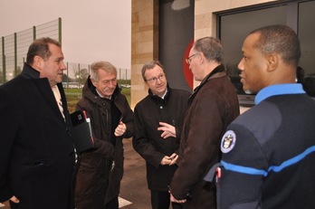 José Bove, Vincent Bru et Max Brisson sont entrés dans le centre pénitentiaire à la première heure, pour une visite qui a duré plus de deux heures. © Goizeder TABERNA