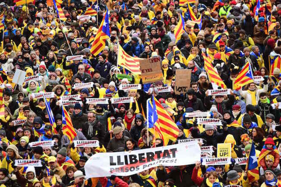 Pancartas reclamando la libertad de los presos políticos catalanes. (Emmanuel DUNAND / AFP)