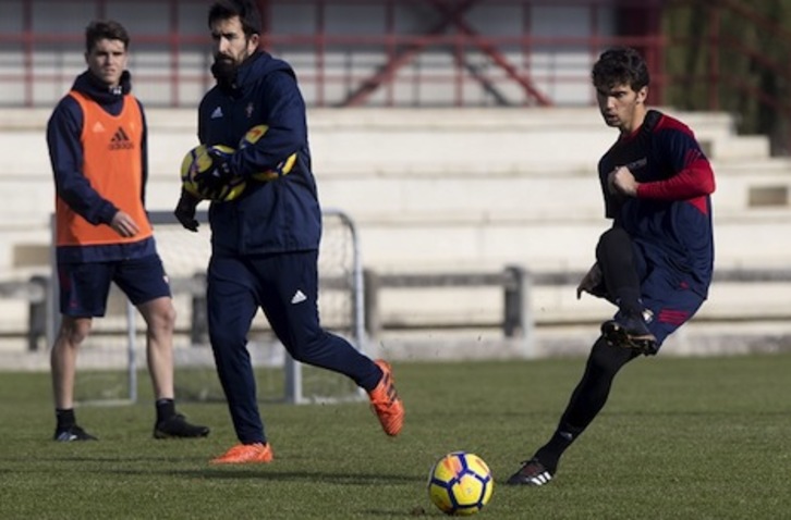 Torró, en un entrenamiento en Taxoare. (OSASUNA)