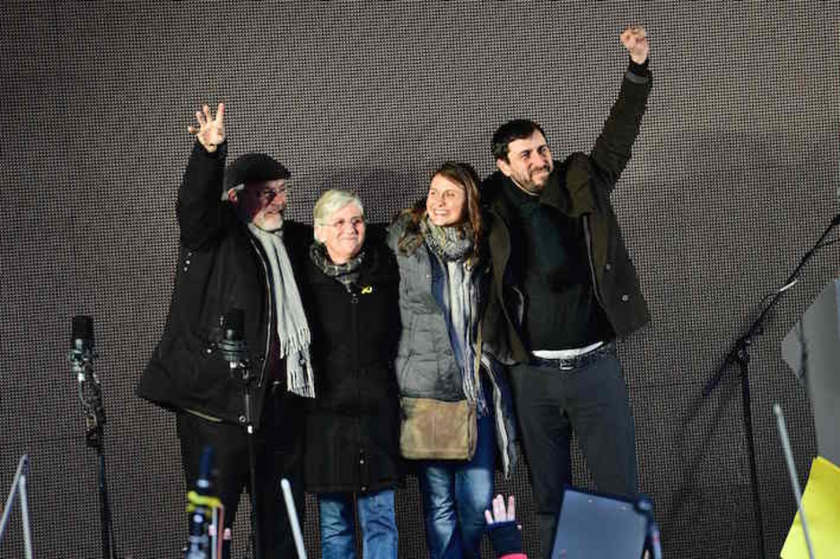 Los consellers Puig, Ponsatí, Serret y Comín, en el escenario. (Emmanuel DUNAND / AFP)