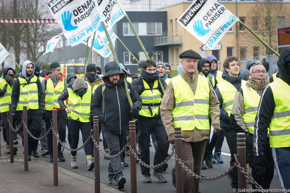 Hotza izan da eguneko protagonistetako bat. Ibiltariak ondo gordeta joan behar izan dira bidean. Hotza izan da eguneko protagonistetako bat. Ibiltariak ondo gordeta joan behar izan dira bidean.