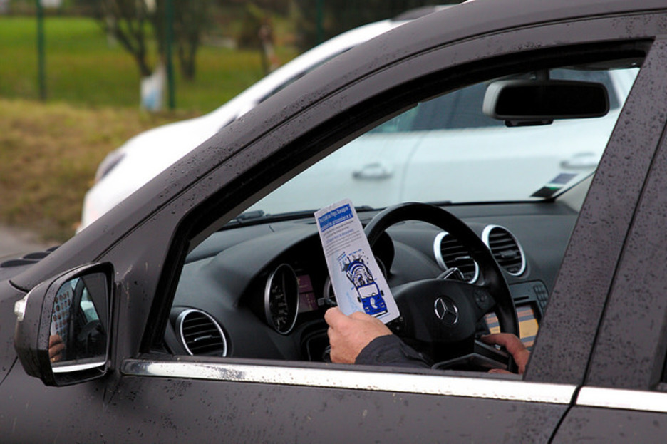 Martxa igaro ahala autoetan zain zirenei ere eman zaie ekimenaren berri. Martxa igaro ahala autoetan zain zirenei ere eman zaie ekimenaren berri.