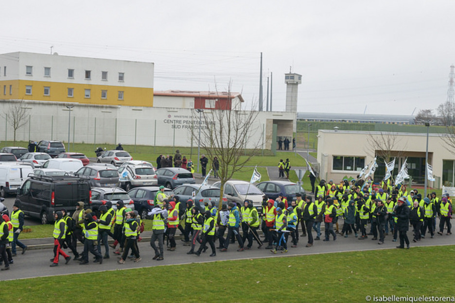 Martxako kideak Reau-ko espetxea atzean utziz... Martxako kideak Reau-ko espetxea atzean utziz...