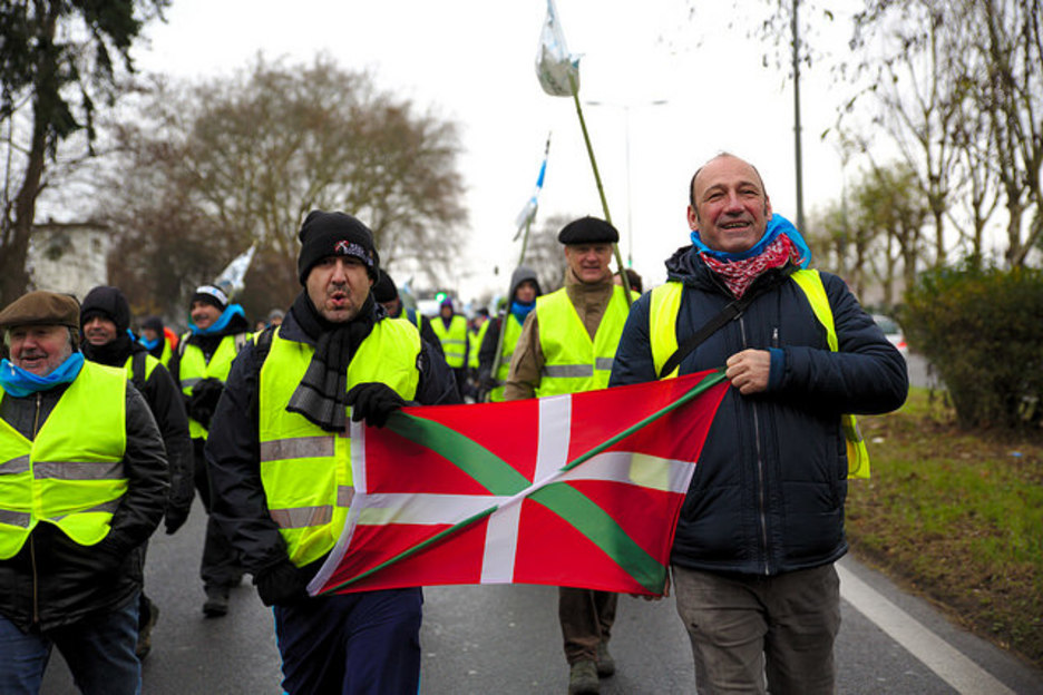 Iker Elizalde Hendaiako zinegotzia eta Txetx Etxeberri martxaren buruan. Iker Elizalde Hendaiako zinegotzia eta Txetx Etxeberri martxaren buruan.
