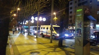 Furgonetas de la Ertzaintza en el barrio de Amara.