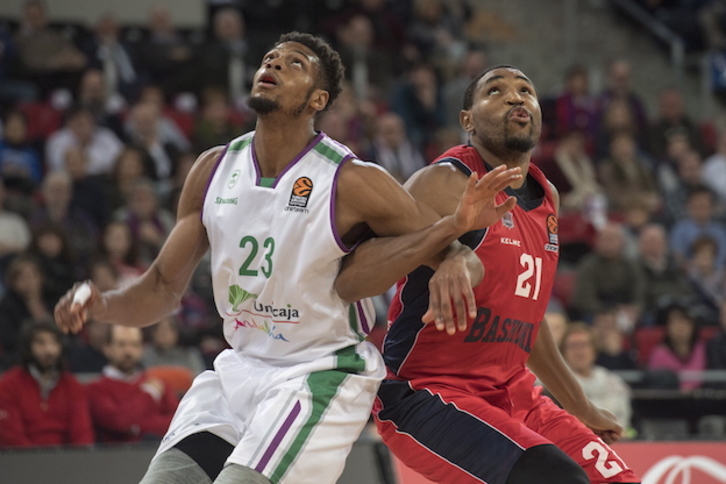 Buscando la posición para capturar un rebote. (Juanan RUIZ / ARGAZKI PRESS)