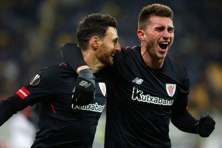 Aduriz y Laporte celebran el gol del primero. (ANATOLII STEPANOV / AFP)