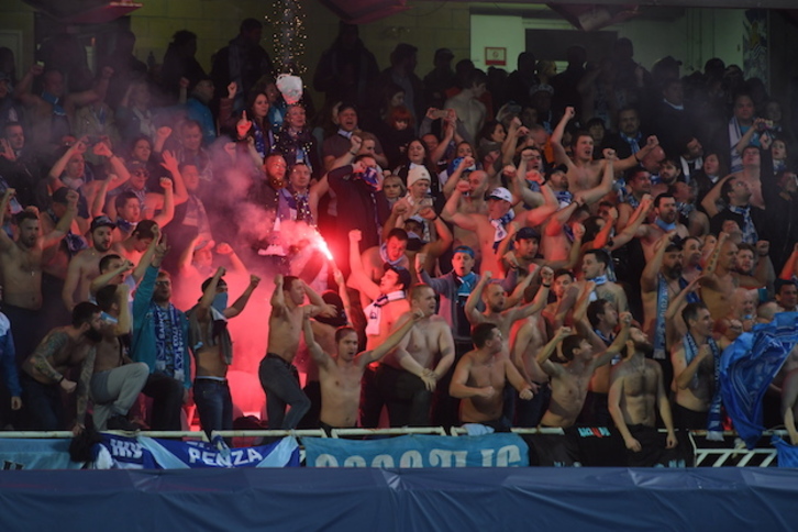Los ultras del Zenit han celebrado con bengalas la victoria de su equipo. (Jon URBE / ARGAZKI PRESS)