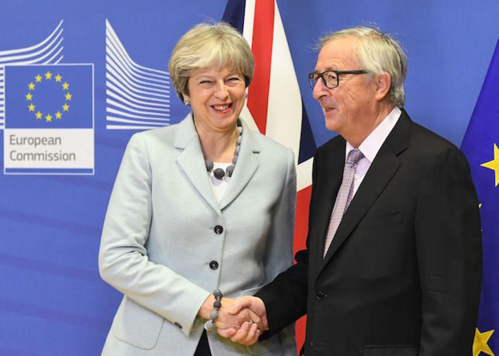 Saludo entre May y Juncker, este viernes en Bruselas. (EMMANUEL DUNAND / AFP)