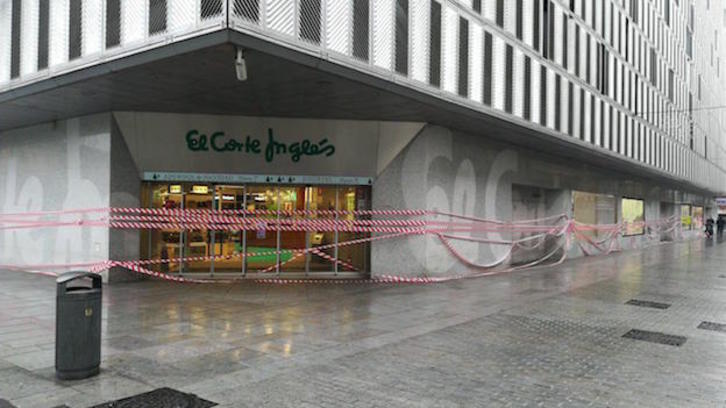 LAB ha ‘precintado’ el Corte Inglés de Iruñea. (LAB)