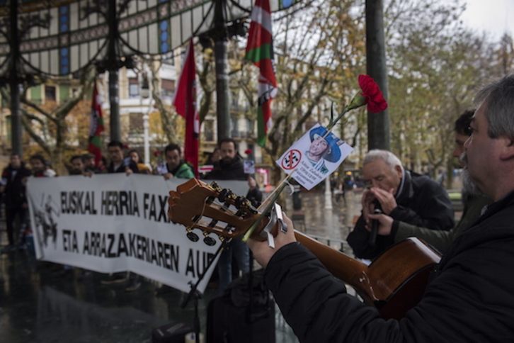 Homenaje a Aitor Zabaleta en el kiosko del Boulevard. (Juan Carlos RUIZ / ARGAZKI PRESS)