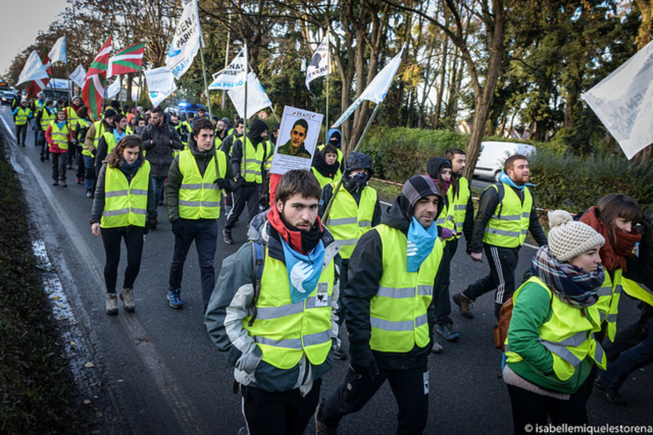 Gaur ere buru eta lepoak babestuta joan dira ibiltariak.